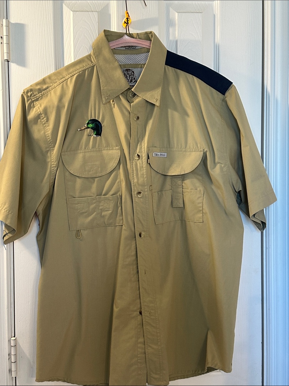 Men’s Tan Short-Sleeve Button-Down Shirt with Duck Patch Texas flag Medium
